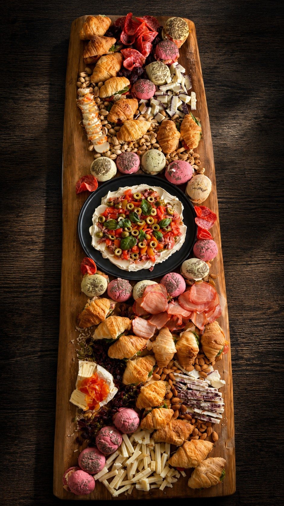 Tabla gourmet de quesos y charcutería